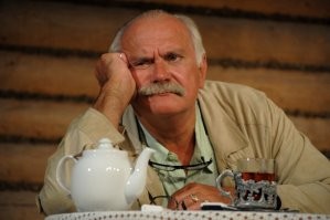 После просмотра это ролика удавилось семь маленьких михалковых...