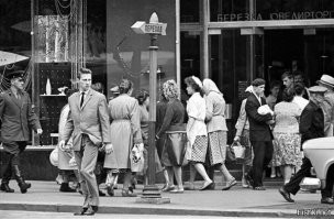 Вот ещё одна его фотография этого же магазина, более крупным планом. В правом верхнем углу видна надпись: "Берёзка ювелирторг". Обычный ювелирный магазин, бывал в нём много раз...