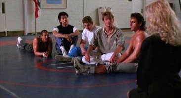 Половина боевиков 90х на этом построена)) Сейчас феномен чуть более редкий, но есть.
У героя случается горе, он начинает тренироваться, а спустя неделю идет и рвет в лоскуты военную базу со взводом/ротой/армией тренированных неписей.
Самый лютый контраст, наверное, в фильме "Лучшие из лучших" =)) Отряд ЛУЧШИХ бойцов, которым даже бег дается с трудом, готовится к соревнованиям, по-моему, по каратэ. Их берется тренировать тетка, на первый взгляд способная дать п#зды (не той что с волосами) любому из команды лучших.  Они быстро прокачивают рукопашный скилл, а заодно и психологию (потому что дисциплина и самоконтроль у них, как у школьников на перемене), и в итоге c пафосом побеждают. 
С реальностью мало общего у кина, но зрелищность добротная!