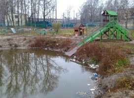 это - ЗИМНЯЯ горка, разгоняешься с горки и дальше по льду, я много таких видел и в детстве сам катался