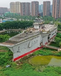 Здание в виде авианосца - Hangfan Holiday Hotel в Китае. И вроде как вполне функционирует. Кто по-китайски понимает, может уточнить, например, тут