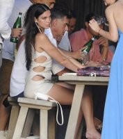 В средней дырке "платья" - это же собачье ушко, да?