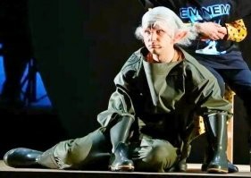 А эт чего такое - с ушами и сапогами на руках?