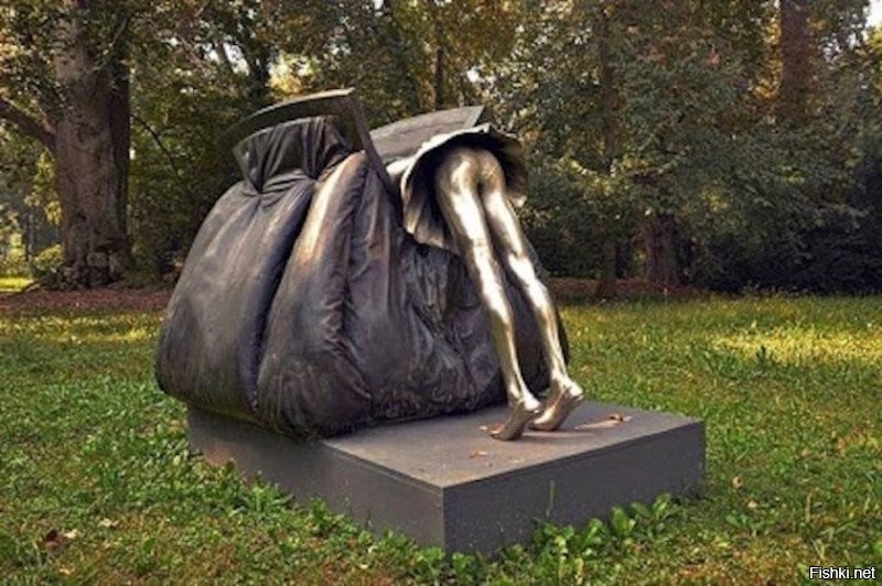 Памятник женской сумочке. Пьемонт, Италия.