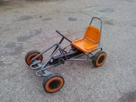 Мой был примерно таким. Только цвет красный, а сидение кофейного цвета. Еще спереди была накладка на раму светло-зеленого цвета.