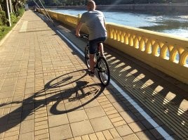 Не в оправдание этого уё...бка, но ходить по набережной реки Сочи опасно в виду не только неадекватных утырков на самокатах, но и из за действия властей нанесших как раз в том месте разметку для велодорожки, особо доставляет что рельефная плитка для слепых оказалась также в полосе велодорожки.