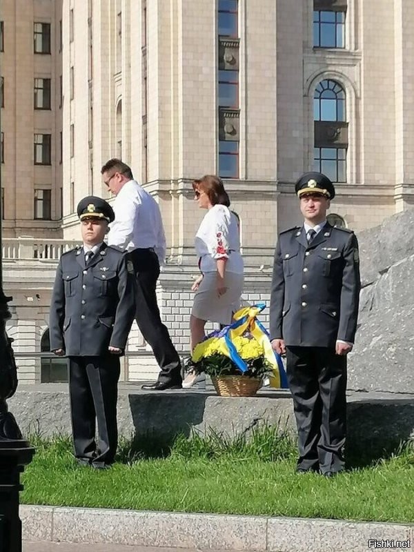 У левого брюки - совсем как у Порошенко.
А правому форму по росту не подобрали.