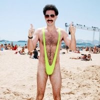 От комбинезона до плавок: как менялась мужская пляжная мода за 100 лет