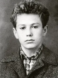 Мама - русская, папа - юрист.