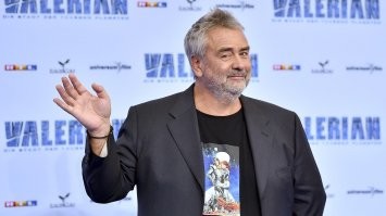 Ещё один факт. Вселенная мира Пятого элемента создана не на пустом месте, а была цельнотянута из французского комикса "Валериан и Лорелин". Что Люк Бессон и не скрывал, концепт-арты для фильма рисовал автор комикса. На этом фото Валериан и Лорелин на футболке мэтра