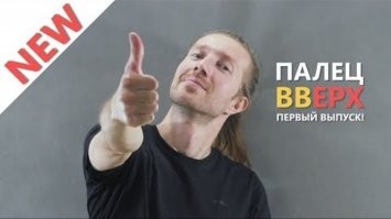 Попытка удержаться на лестнице из ящиков