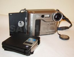 Запомнилась цифровая SONY Mavica, которая писала цифру на дискету 3,5"