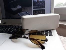 Может и обанкротили фирму пару раз, но продукция выпускается. На прошлой неделе купил, на воде убирает половину бликов, если правильный угол отражённого света поймать