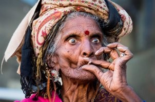 Баушка нашла свой тапок!