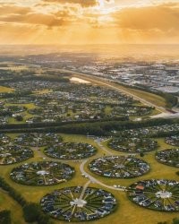 Как много площади проср*** зря. У них треугольные участки - а вокруг куча свободной земли, которую кто-то должен убирать и приводить в порядок.