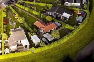 Где тут простор? Дома окно в окно, изгородь высотой один метр. Я бы назвал эти поселки не "город-сад", а "нам скрывать нечего".