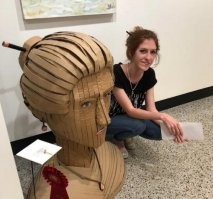 При словах "девушка и её гигантский бюст" - представляешь немного другое...)) Хотя, за неимением своего бюста, сойдёт и картонный. ))