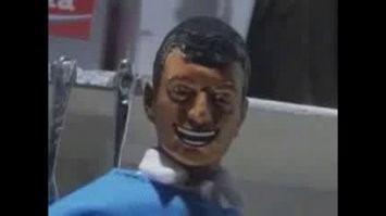 Адвокат: подозреваемый невиновен, потому что жертва и прокурор -  расисты! 
Прокурор: жертва - еврей!
Судья: вот это поворот!!!