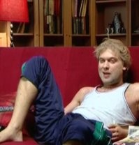 Вообще-то это уже было, в эпизоде: С.Ю.Беляков, Путин и пиджак. Идея уже обыграна и там, как по мне, более удачно. Ну да ладно.
По поводу диванных экспертов - ну, интернет дал нам такую возможность.  И раньше такое было.. Я с детства помню отца у телека, который разносил всех в пух и прах, пока у мамы кончалось терпение и она орала: ты дашь хоть нормально телевизор посмотреть??? После этого папа затихал.
Но не надолго.
А до этого на лавочках клеймили сидели, наверное. Ну мы такие, мы не мелочные, как немцы, китайцы, пахать и в пол смотреть всю жизнь, нам нужен масштаб, обсудить, как страной управлять, чего в мире исправить, как чемпионат по футболу выиграть и тд. Все это Гоголь описал в русском человеке и - ну да, мы такие) Не самые плохие. Пошумим, потом идем изображать работу. 
И кстати, по поводу ответственности. Я долго считал своего начальником бездарем, пока меня не назначили на его место. Какую же чудовищную разницу я ощутил. Я понятия не имел о тех минусах, который были. Ответсвенности, стрессе, давлении сверху, сроках, людей, которые ни хрена работать не хотят и тд.
Это все от незрелости. Ну, а что там наверху порой бездарно управляют - ну да. Как говорил тов. Сталин  - бывают перегибы на местах.