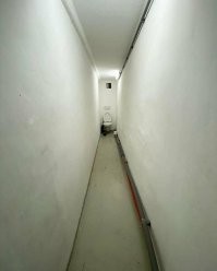 Для большего идиотизма, нужно все стены и потолок здесь зеркалами покрыть. А еще можно все обить искусственной травой, пустить белую светодиодную ленту, пару колонок под потолок с пением птиц и делать дела на полянке...
Обращайтесь в личку, у меня много вариантов дизайна для ваших квадратов.