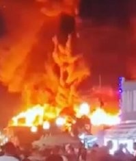 Имея некоторую долю воображения, можно понять чего испугалась женщина, глядящая на пожар стеклянными глазами на фото 2. На фото 1 в пламени просматриваются контуры рогатой фигуры, которая поднятой рукой указывает на "квадрат Малевича", расположенный над  её рогами.
Но всё это, разумеется, фантастика.