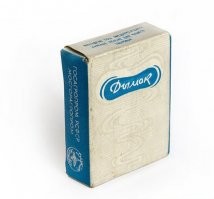 Ну хз, когда я был во втором классе, к родителям приехала куча родственников и я незаметно притырил у дяди своего вот такую, почти полную пачку, а потом с другом мы курили(пытались курить) её всю осень на пустыре, неподалеку от школы в ближнем замкадье, а было это в те времена, когда пачка мальборо стоила 1,5 рубля.