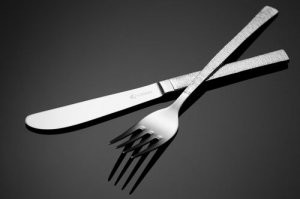 На столе лежало 2 комплекта. Хорошо вилки не взяли, а то вместо одной дырки сразу четыре.