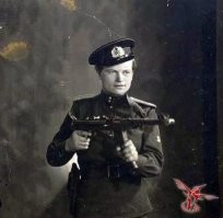 Война не различает ни возраста ни пола...у войны не женское лицо?
Как фрицы её называли Фрау Черная Смерть, водила в атаку Морпехов!!!
Вечная Слава и Память Героям!!!!