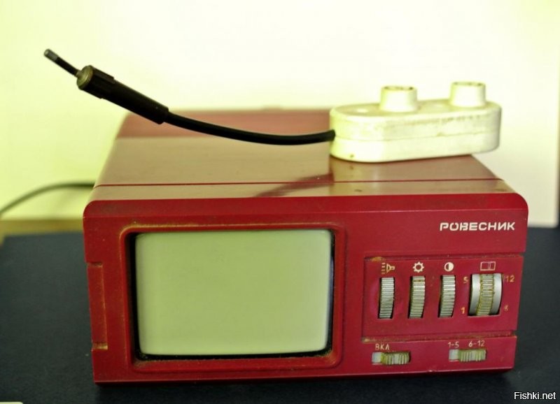 Только на фото не "Ровесник".. 
1975 - Белоруccкaя ССР - Γоpод Витeбcк - Мини-тeлeвизoр производства заводa "Монолит"