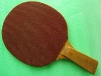 Ну не скажите. Помню у нас в школе были ракетки обклеенные пупырчатой резиной.
Потом уже я попробовал более мягкие, как на фото сверху, земля и небо.