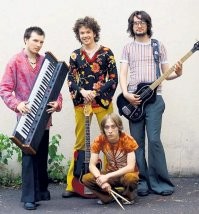 С басс-гитарой сын Е.Моргулиса Даниил...