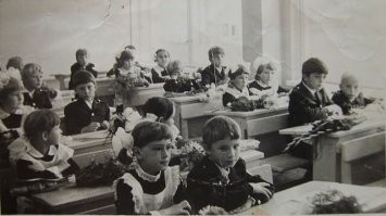 Я с Людой Зубковой на этой первой парте.1 "В" класс г.Братск 39 школа 1985 год.