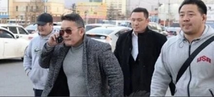 - Не дрейфь, пацаны. Я щас с ними разберусь.