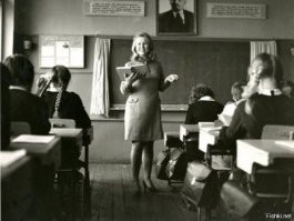 На улице ещё лето, солнышко, птички поют.
А ты пердолишь в школьном костюме, с тяжелым рюкзаком, да ещё этот дурацкий букет в руке. 
Сначала линейка, нудная речуга директрисы, потом исторички - парторга. Первый урок - «Любовь к Родине, моя Родина - СССР». Затем раздача учебников, заполнение дневников с новым расписанием. Стандартная первая домашка - сочинение "Как ты провел лето".
 И так тоскливо, каникулы кончились, опять школа.