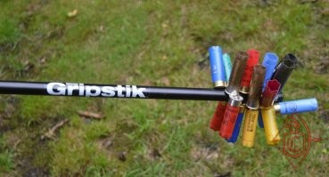 Палочка с магнитом куда удобней, занимает меньше места и позволяет достать гильзу из какой-нить впадины.
А то что на картинке специальный ёж, так он работает только на практически идеально ровных поверхностях, собирает лишний мусор, ну и рассчитан на какие-то прям промышленные объёмы сбора стреляных гильз.