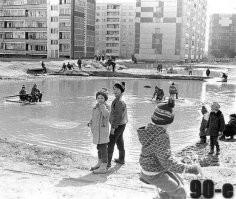 Мурманск, конец 80-х - такая же херня ))
Строили город, копали котлованы, которые годами стояли и напоминали озёра )))
Тогда мы все все освоили плоты и одиночные байдарки из досок )))
Самые отчаянные оттачивали мастерство на льдинах