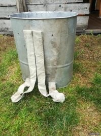 С ведром не удобно. Купите пайву.  Влезут все учебники и тетрадки, а летом ребенка можно в лес за грибами послать или за ягодами....