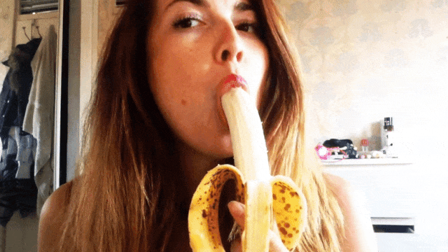 Сестра хочет попробовать. Девушка с бананом. Девушка с бананом во рту. Девушка ест банан. Красивая девушка ест банан.