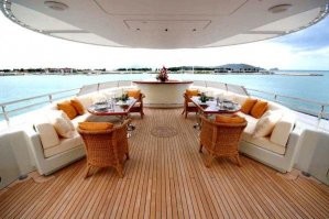 Неподалеку у местного яхт-клуба пришвартована беленькая парусная яхта, а также вся семья, проживающая в США на ПМЖ, а именно дочь Мария и внуки.