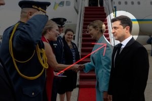 По выражению лица Зеленского можно понять что он начал что то подозревать!