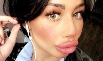 Красивая девушка здорового человека и курильщика.