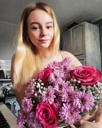 Красивая девушка здорового человека и курильщика.