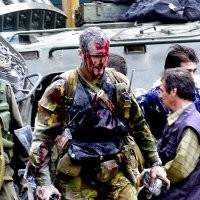 Без этого фото фотообзор не полный:
Максим Разумовский. Многие видели это фото. Но мало кто знает, в Беслане погиб его родной брат, боец Вымпела Дмитрий Разумовский.