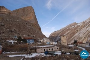 Не понимаю этих поселений хрен знает где в горах.
Зачем они там нужны?
К тому же у нас как обычно мелкие поселения это не колорит и красота, а колхоз и свинарник.
Вот, например, Эль-тюбю в Кабардино-Балкарии.
С одной стороны красивые горы, могильники.
С другой колхозанское село с разноцветными и разномастными халупами, мусором и прочим колхозанством.