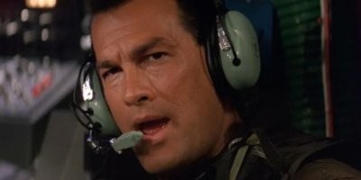 6. Стивен Сигал в фильме «Приказано уничтожить» (1996).
После начала съёмок, Сигал одел корону и всех начал учить жизни! Короче всех заипал....- Как результат, получил пинок под зад, и вылетел из фильма.