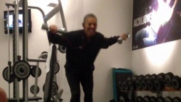 Ну решил человек в кои-то веки себя в хорошую форму привести, что тут такого?
Обама вон тоже качался)))