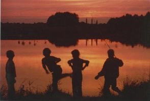 Походу тут один тип в центре слева решил товарищу фаберже отбить.