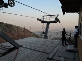 Да, ладно - я в Тегеране на похожем подъёмнике катался и они "ползли" неочень плавно и с вибрацией :)