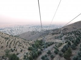 Да, ладно - я в Тегеране на похожем подъёмнике катался и они "ползли" неочень плавно и с вибрацией :)