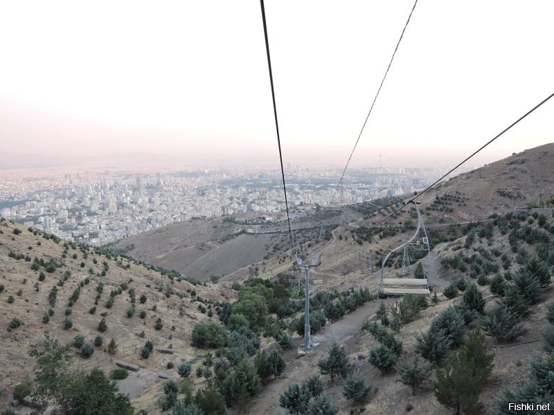 Да, ладно - я в Тегеране на похожем подъёмнике катался и они "ползли" неочень плавно и с вибрацией :)
